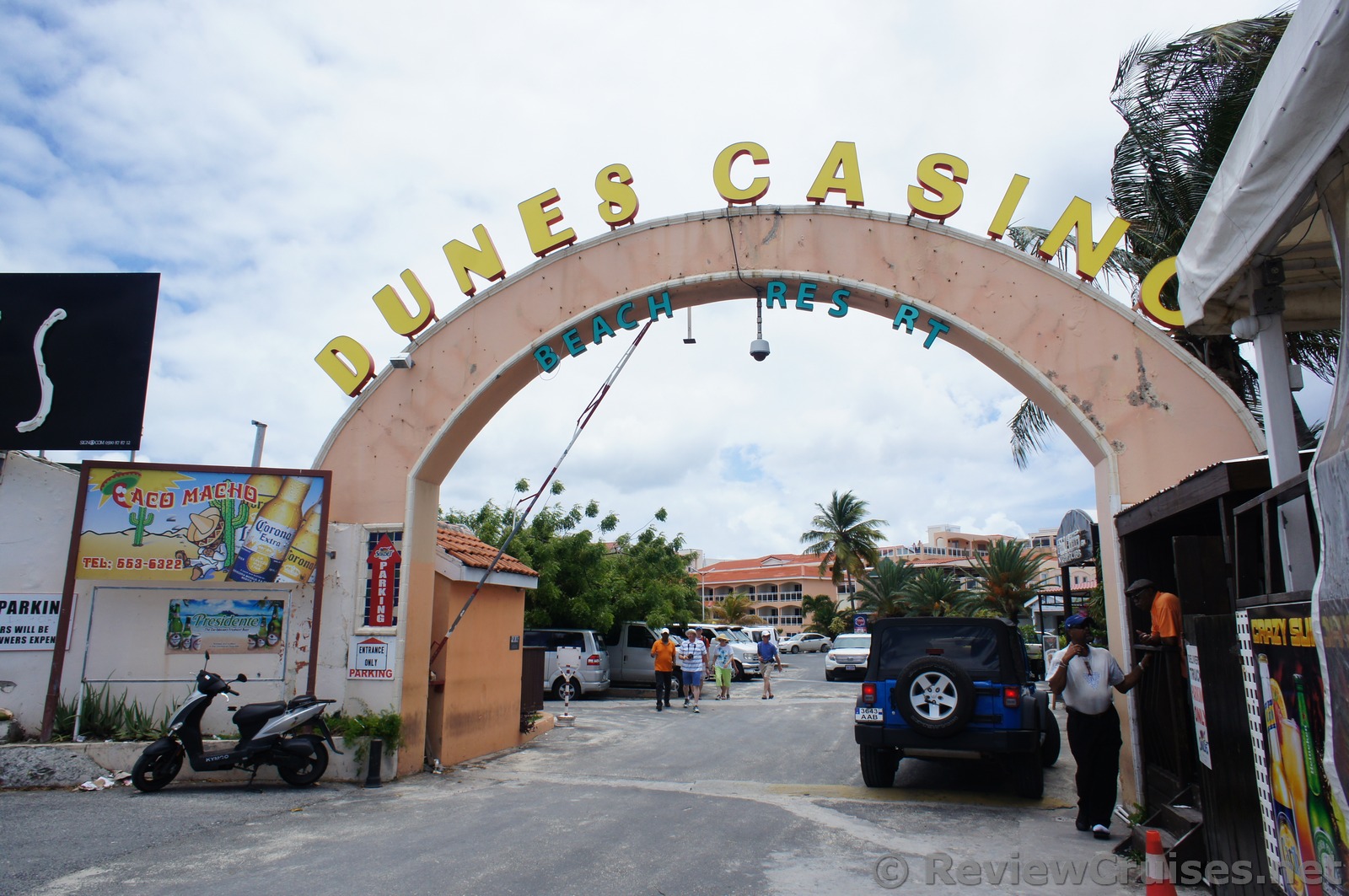 Dunes Casino Beach Resort entrance.jpg
