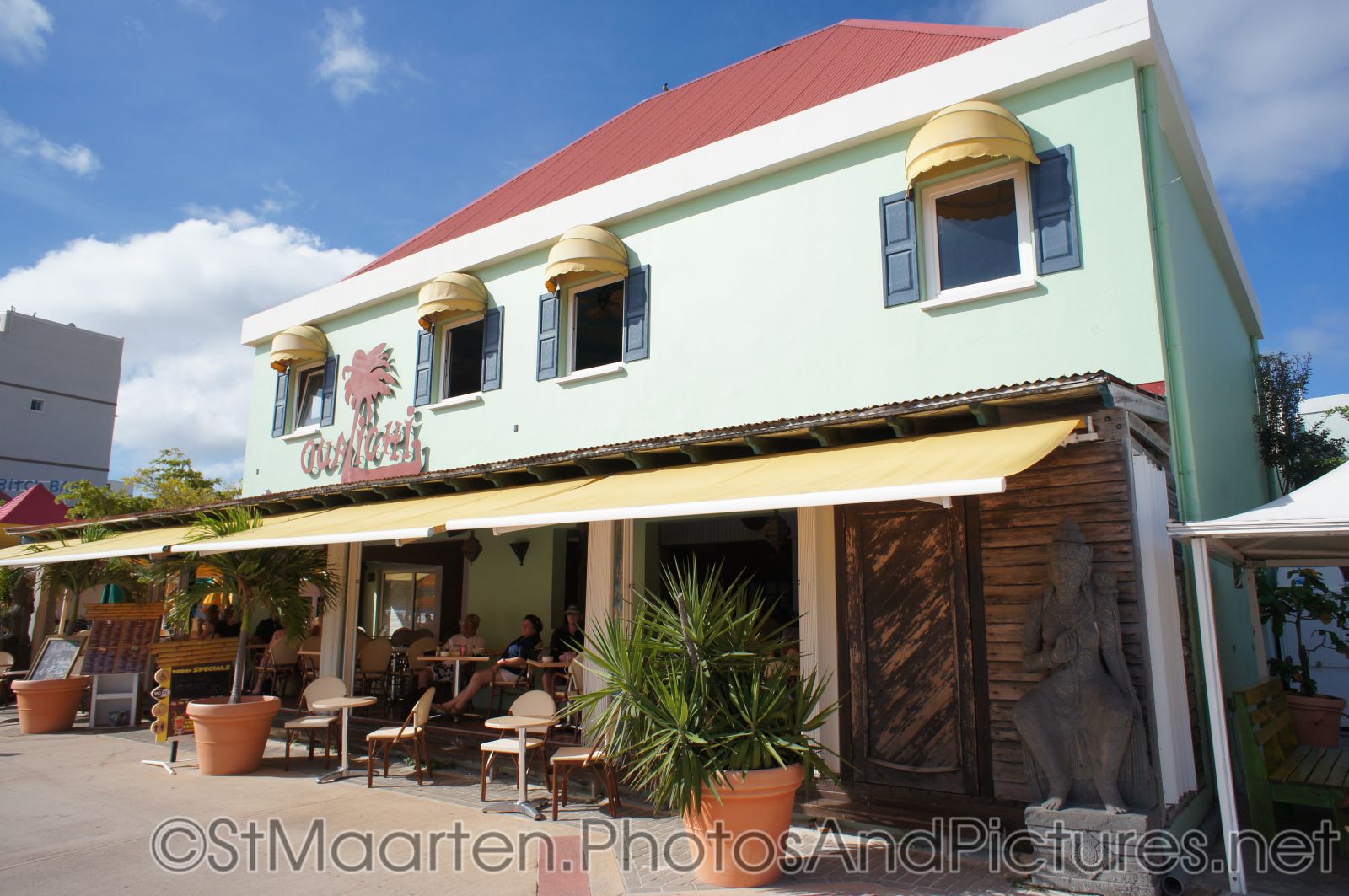 Oualichi in downtown Philipsburg St Maarten.jpg
