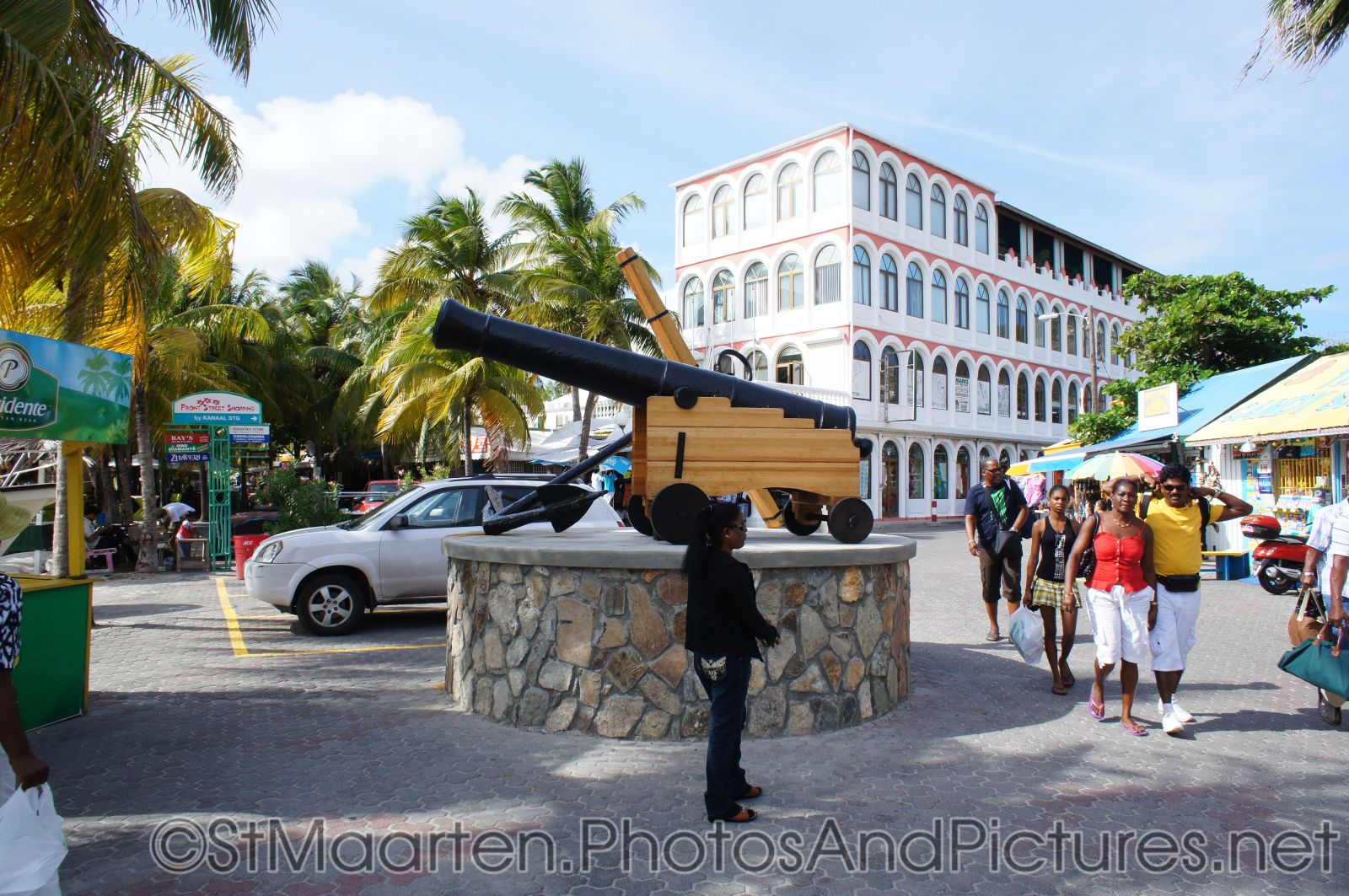 St Maarten canon and anchor in Philipsburg.jpg
