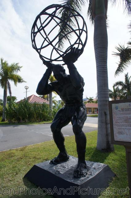 The Giant Protector statue in St Maarten.jpg
