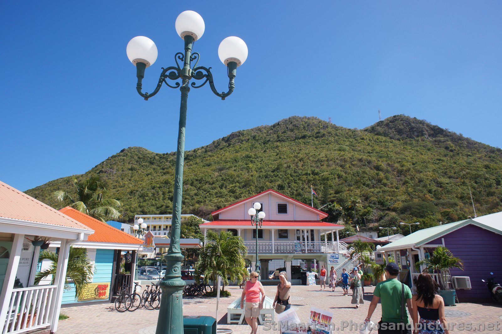 Green hills of Philipsburg St Maarten.jpg
