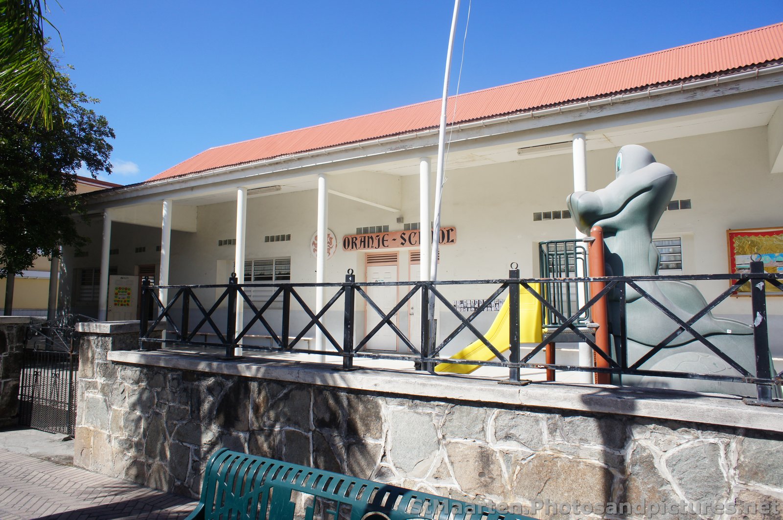 Oranje School in Philipsburg St Maarten.jpg
